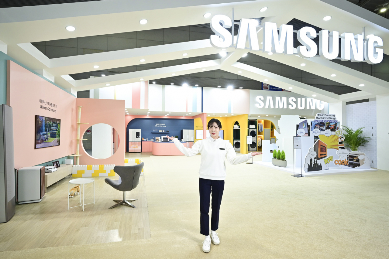 삼성전자 모델이 광주광역시 김대중컨벤션센터에서 열리는 ‘2021 국제 IoT·가전·로봇박람회’에 마련된 삼성전자 스마트홈 부스를 소개하고 있다.[삼성전자 제공]
