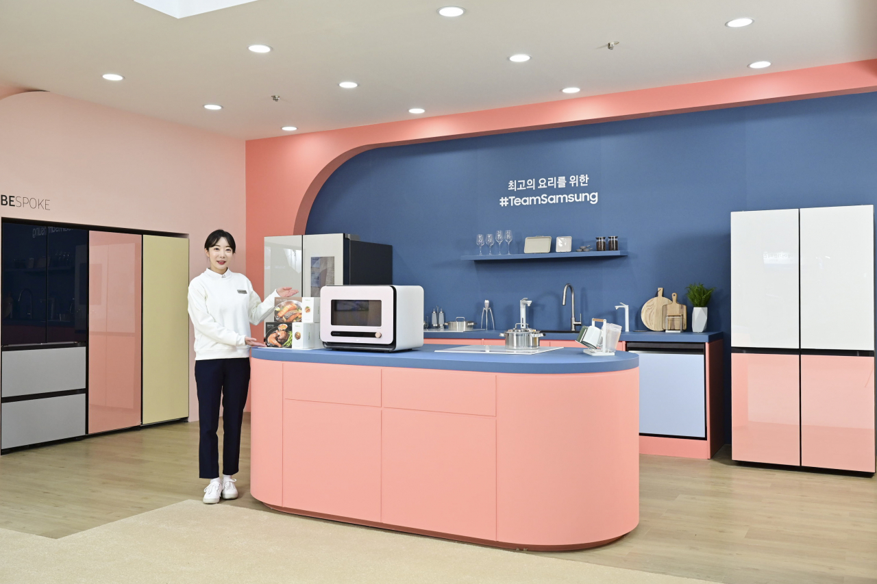 삼성전자 모델이 광주광역시 김대중컨벤션센터에서 열리는 ‘2021 국제 IoT·가전·로봇박람회’에 마련된 삼성전자 스마트홈 부스를 소개하고 있다.[삼성전자 제공]
