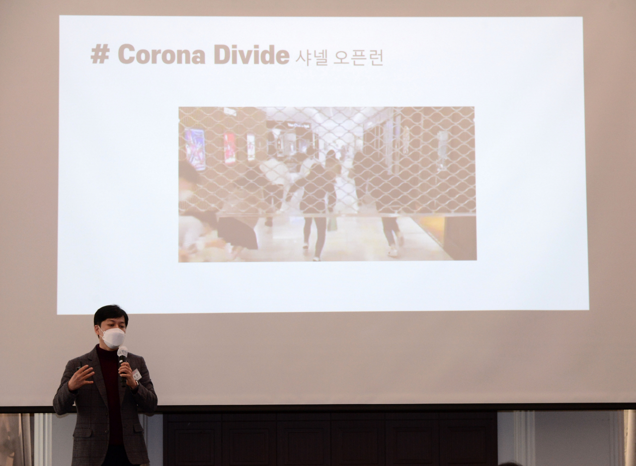 17일 서울 중구 프레스센터에서 열린 '헤럴드경제 2022 컨슈머포럼'에서 이준영 상명대 경제금융학부 교수가 '코로나가 바꾼 소비 트랜드, 그 이후&hellip;'를 주제로 기조연설을 하고 있다. [박해묵 기자]
