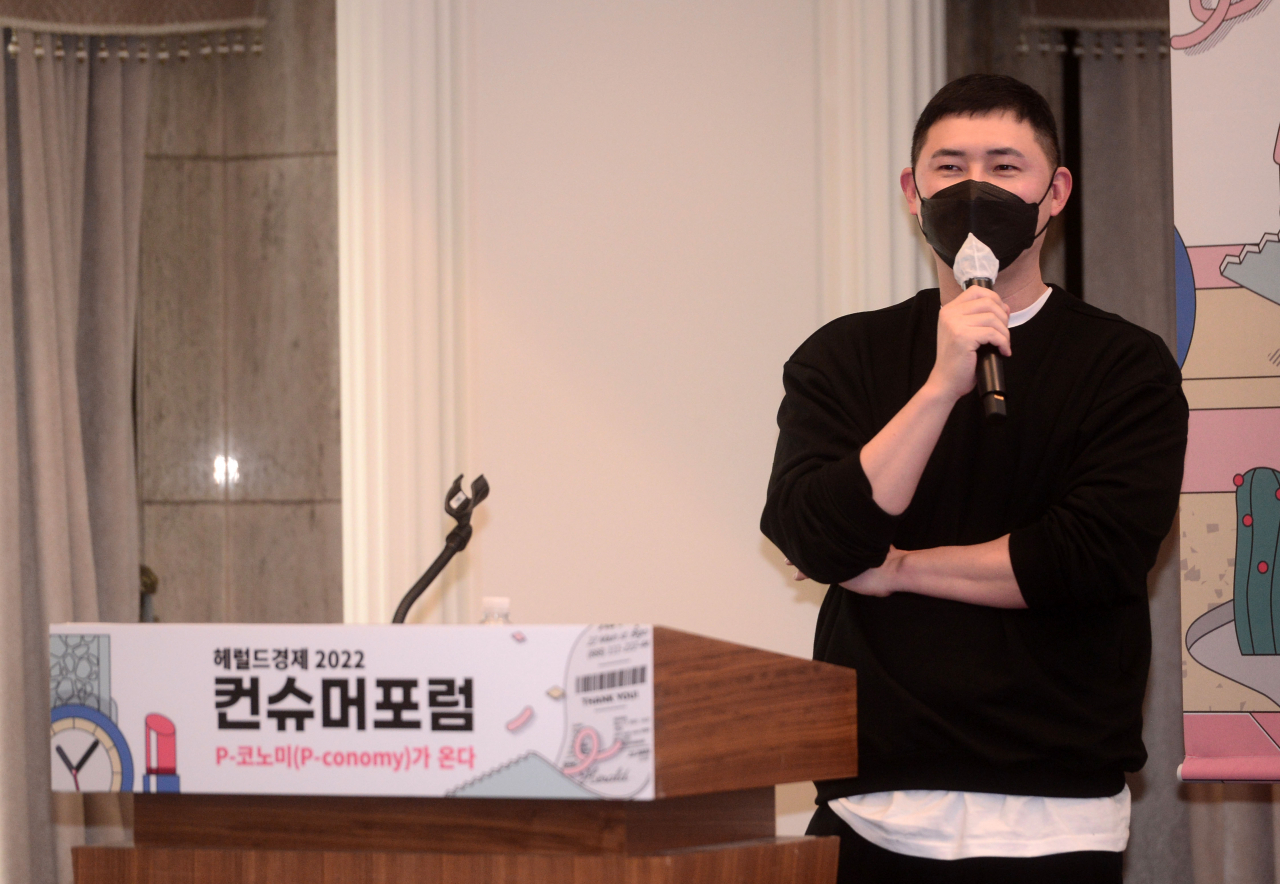 17일 서울 중구 프레스센터에서 열린 '헤럴드경제 2022 컨슈머포럼'에서 유정수 글로우서울 대표가 '오프라인 공간의 변화 및 공간디자인의 급부상'을 주제로 강연하고 있다. 박해묵 기자