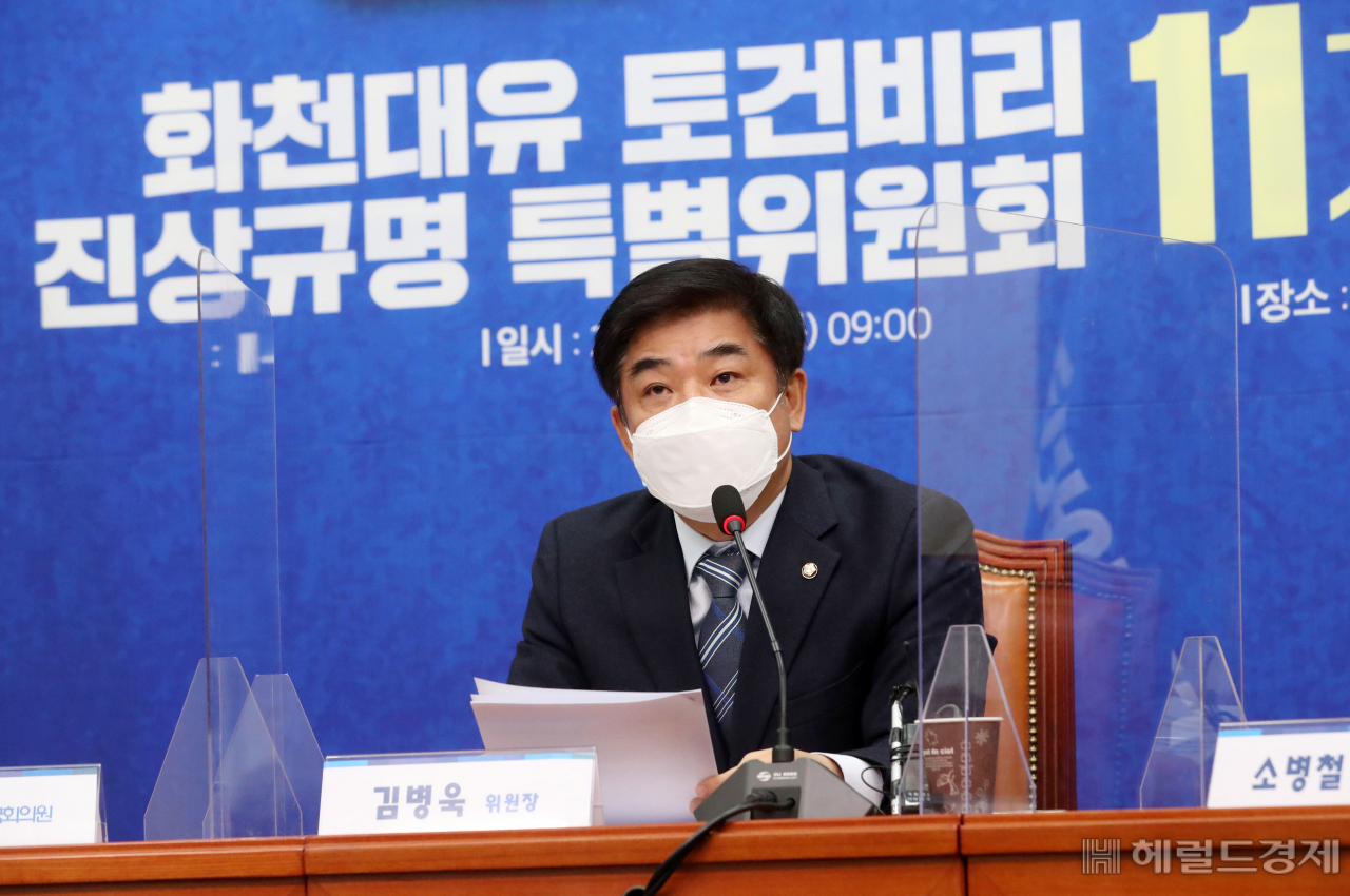[헤럴드경제=이상섭 기자] 지난 18일 서울 여의도 국회에서 열린 더불어민주당 화천대유 토건비리 진상규명 특별위원회 11차 회의에서 김병욱 위원장이 모두발언을 하고 있다.