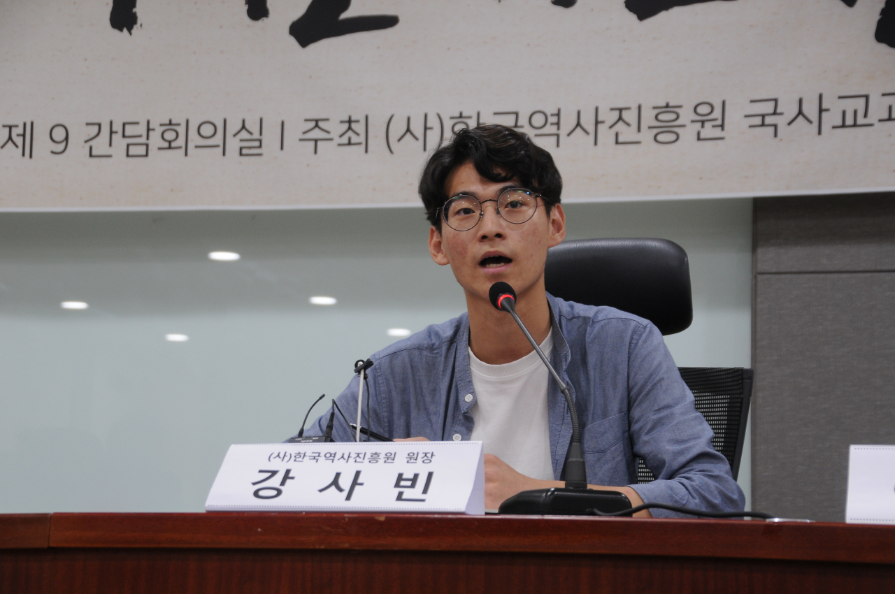 강사빈 씨가 2019년 국회에서 열린 ‘역사교육, 어디로 가고 있나?’ 토론회에서 주제 발표를 하고 있는 모습 [본인 제공]