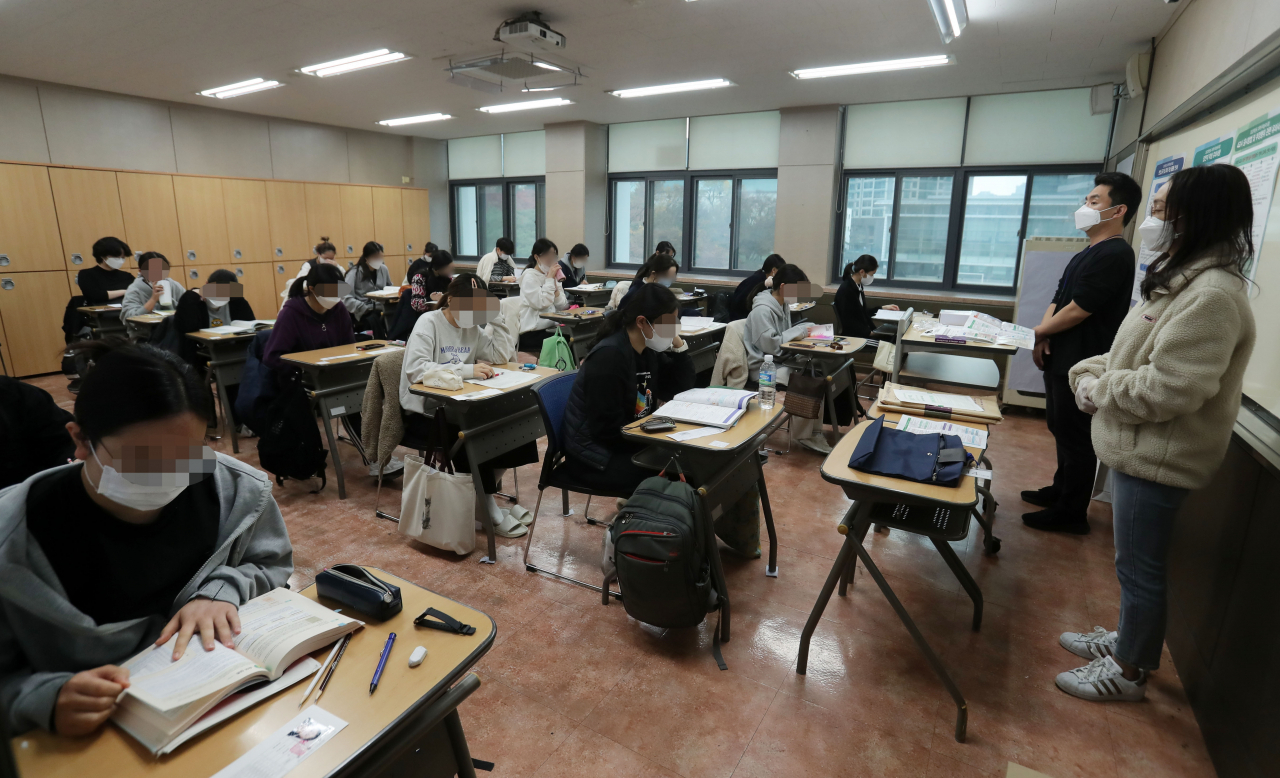 2022학년도 대학수학능력시험(수능)이 치러진 18일 오전 서울 중구 이화여자외국어고등학교에 마련된 고사장에서 수험생들이 시험 준비를 하고 있다. [연합]