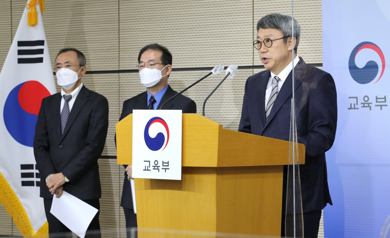 위수빈 출제위원장(한국교원대 교수)이 지난 18일 오전 세종시 정부세종청사 교육부에서 2022학년도 대학수학능력시험 출제 방향을 브리핑하고 있다. 왼쪽부터 강태중 한국교육과정평가원장, 이문규 검토위원장, 위수빈 출제위원장(한국교원대 교수). [연합]