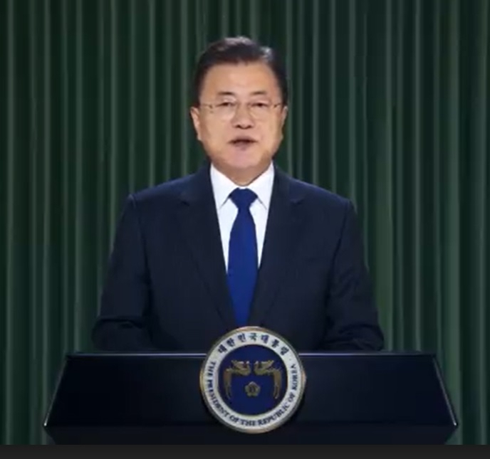 문재인 대통령이 18일 북방포럼 영상 축사를 하고 있다. [연합]