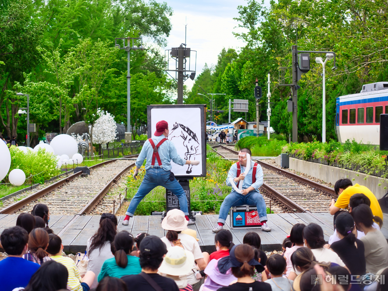지난해 화랑대 경춘선 철도공원에서 펼쳐진 드로잉 서커스 공연. [노원구 제공]