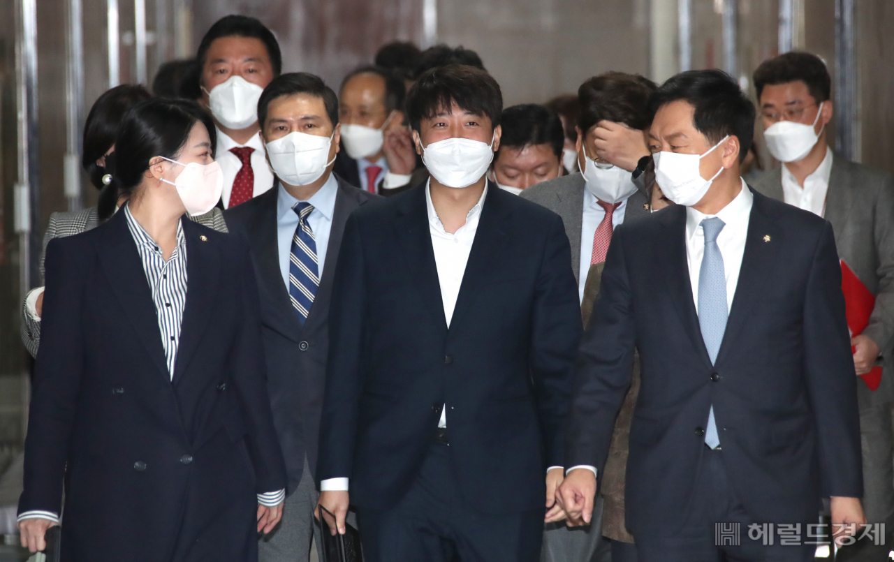 이준석(가운데) 국민의힘 대표가 18일 국회에서 열리는 최고위원회의에 참석하고 있다. 이상섭 기자