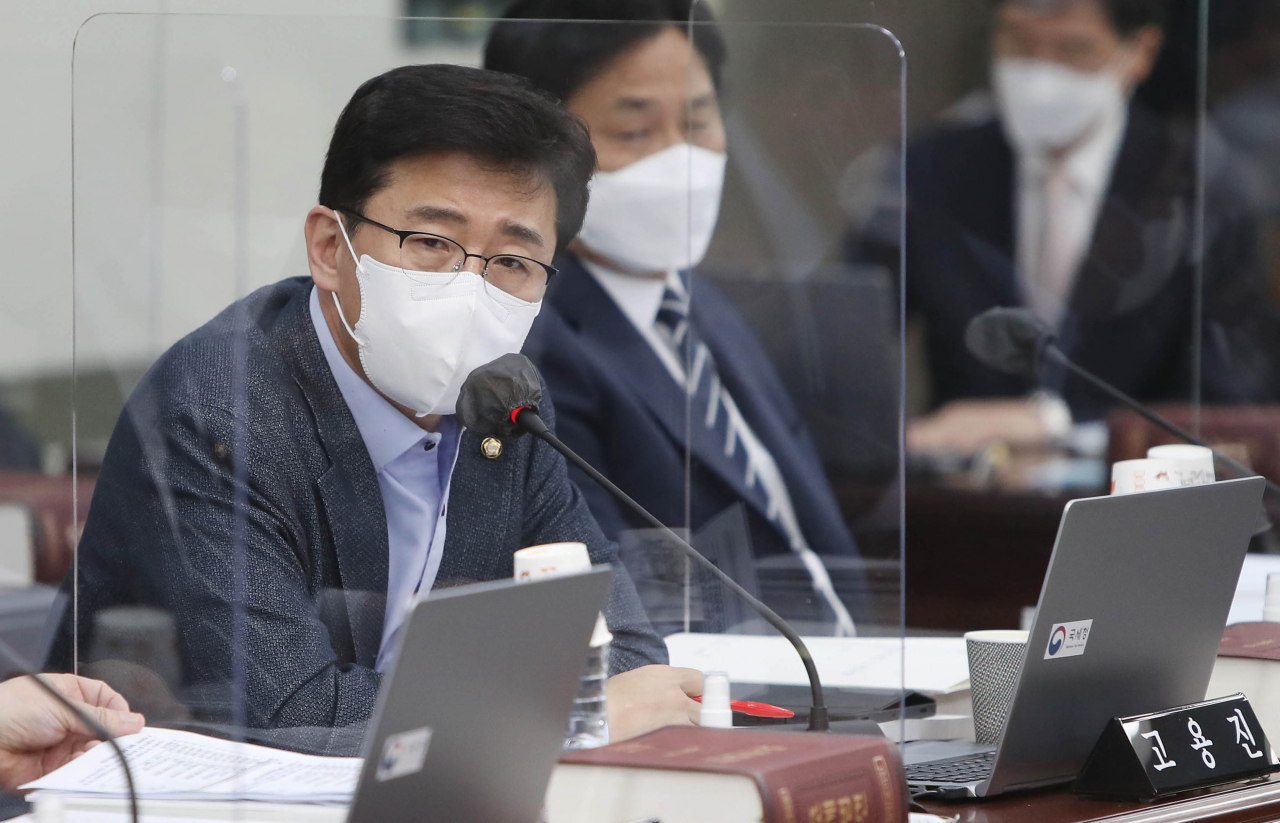 18일 정부대구지방합동청사에서 2021년도 국회 기획재정위원회의 대구지방국세청, 한국은행 대구경북·포항본부에 대한 국정감사가 진행되고 있다. 더불어민주당 고용진 의원이 질의하고 있다. 연합뉴스