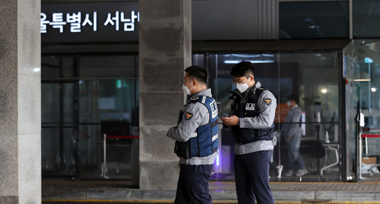 2022학년도 대학수학능력시험일인 18일 오전 신종 코로나바이러스 감염증(코로나19) 확진 수험생을 위한 병상 시험장이 마련된 서울 양천구 서남병원 입구에서 경찰이 대기하고 있다. [연합]