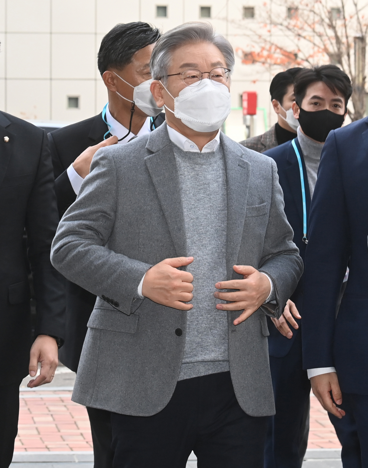 더불어민주당 이재명 대선 후보가 18일 오전 SBS D 포럼 '5천만의 소리, 지휘자를 찾습니다'에 참석하기 위해 서울 마포구 SBS 프리즘타워로 들어가고 있다. [연합]