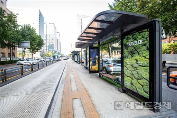 제이씨데코 코리아는 종로대로·이태원로 등 버스 정류장에 국내외 관광명소 사진과 예술작품을 전시하는 ‘디지털 갤러리’를 상설 운영한다고 밝혔다. 사진은 종로대로 디지털 갤러리.