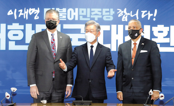 전(前) 대통령 탄핵과 코로나19의 성공적 방역에 이어 BTS·’오징어게임’의 세계적 히트까지 대한민국의 역동적인 변화가 스포트라이트를 받으며 내년 대통령 선거도 국제사회의 커다란 관심을 끌고 있다. 이 가운데, 미국 행정부는 크리튼브링크 국무부 동아시아 태평양 담당 차관보를 파견해 여야의 두 유력 대선 주자를 만나게 했다. 이재명 더불어민주당 후보는 11일 여의도 민주당사에서 크리튼브링크 차관보와 크리스토퍼 델 코소 주한미국 대사 대리를 만났다.