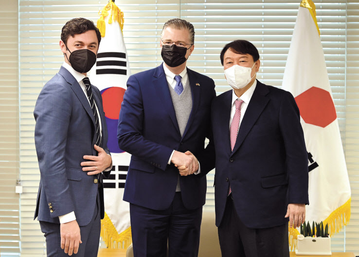 윤석열 국민의힘 후보는 이튿날인 12일 여의도 국민의힘 당사에서 크리튼브링크 차관보와 접견했다. 이상섭 기자
