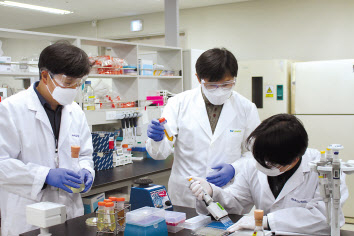BIG3 사업에 선정돼 코로나19 치료제를 개발중인 바이오리더스 연구진.[안전성평가연구소 제공]