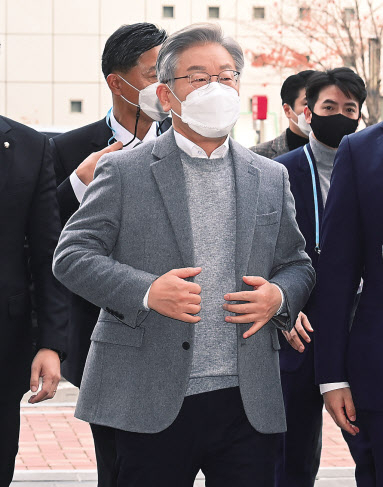 더불어민주당 이재명 대선 후보가 18일 오전 SBS D 포럼 ‘5천만의 소리, 지휘자를 찾습니다’에 참석하기 위해 서울 마포구 SBS 프리즘타워로 들어가고 있다. [연합]