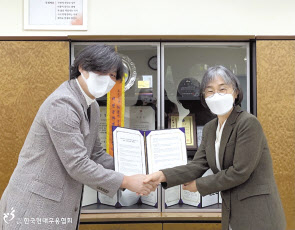 이해준 한국현대무용협회 이사장(왼쪽), 홍선희 대전예술의전당 관장