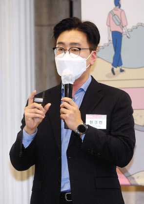 17일 서울 중구 프레스센터에서 열린 ‘헤럴드경제 2022 컨슈머포럼’에서 현경민 커넥팅랩 대표가 ‘이커머스를 넘어선 새로운 플랫폼 경제로의 이동’을 주제로 강연하고 있다. 박해묵 기자
