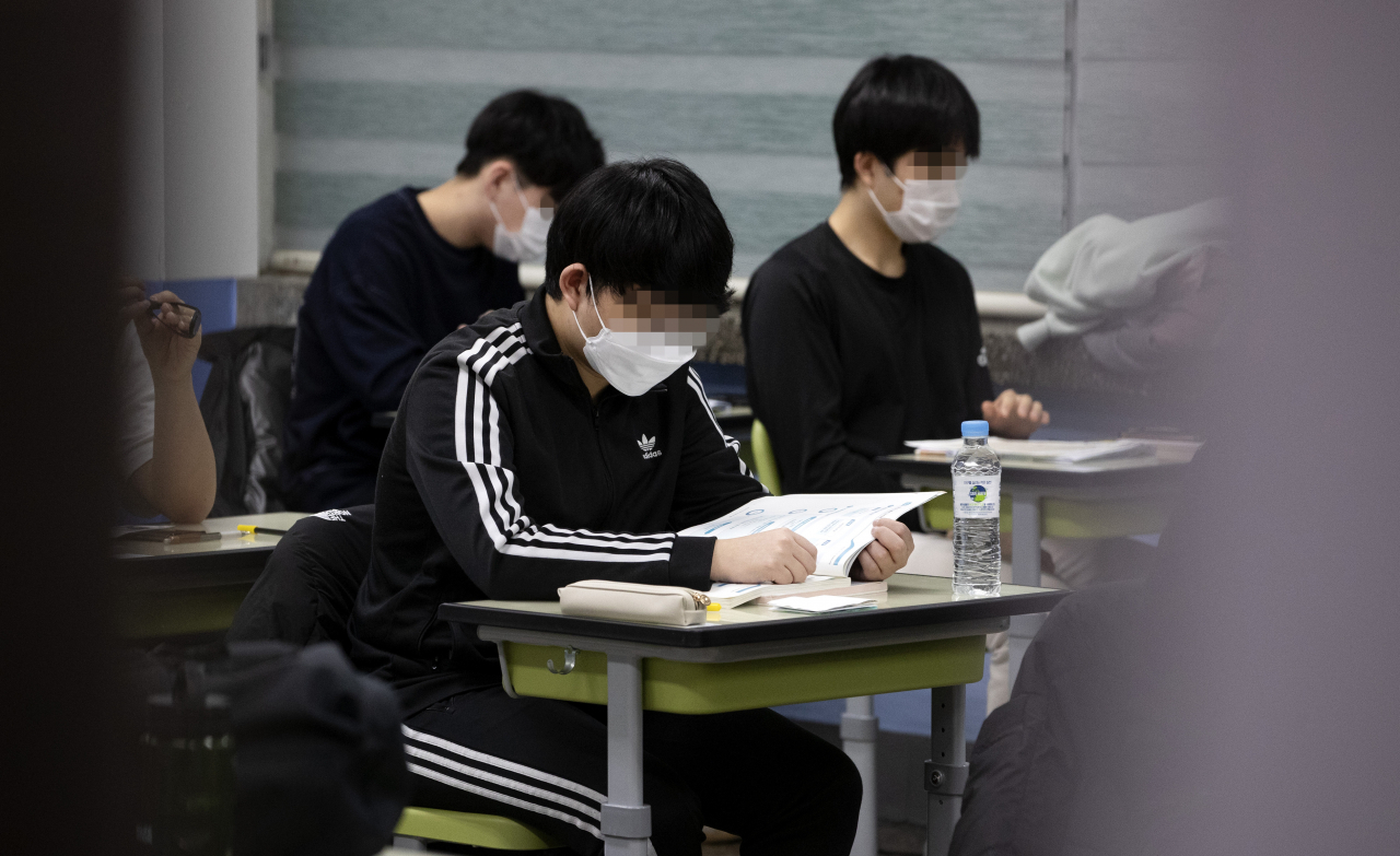 2022학년도 대학수학능력시험이 치러진 18일 오전 서울 여의도고등학교에 마련된 시험장에서 수험생들이 시험 준비를 하고 있다. [연합]