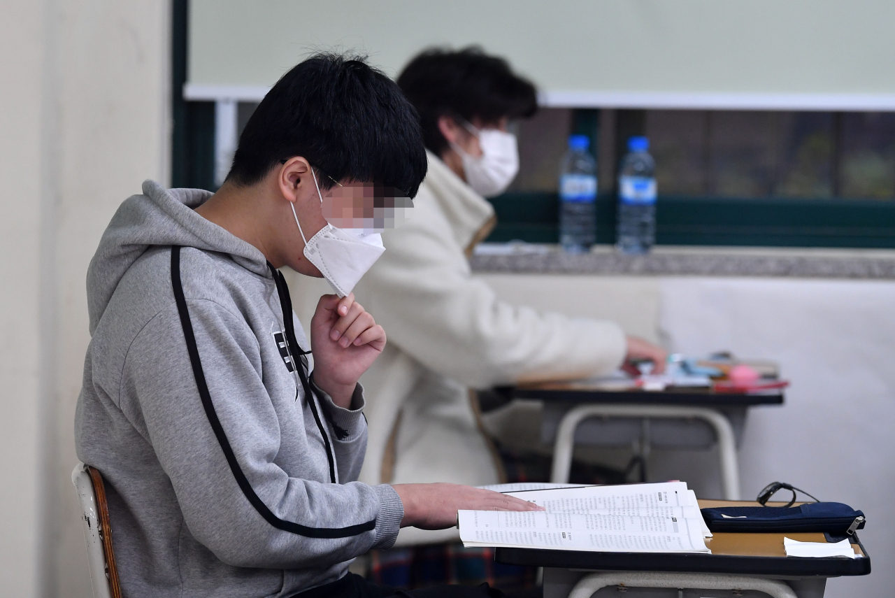 2022학년도 대학수학능력시험이 치러진 18일 오전 서울 종로구 경복고등학교에서 수험생들이 막바지 공부를 하고 있다. [연합]