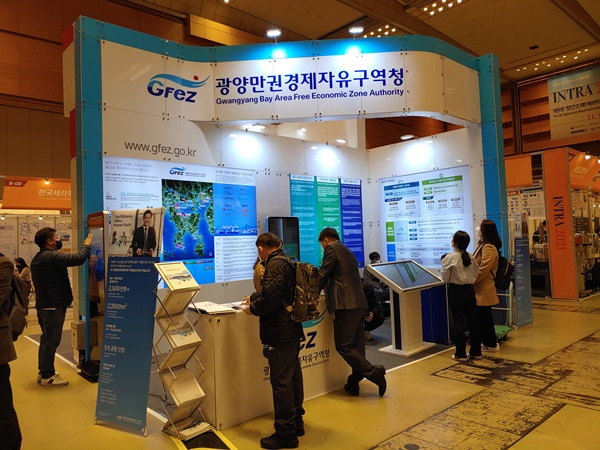 광양만권경제청이 서울 코엑스에서 열리고 있는 국제첨단소재 및 융복합 기술대전에 참가하고 있다.