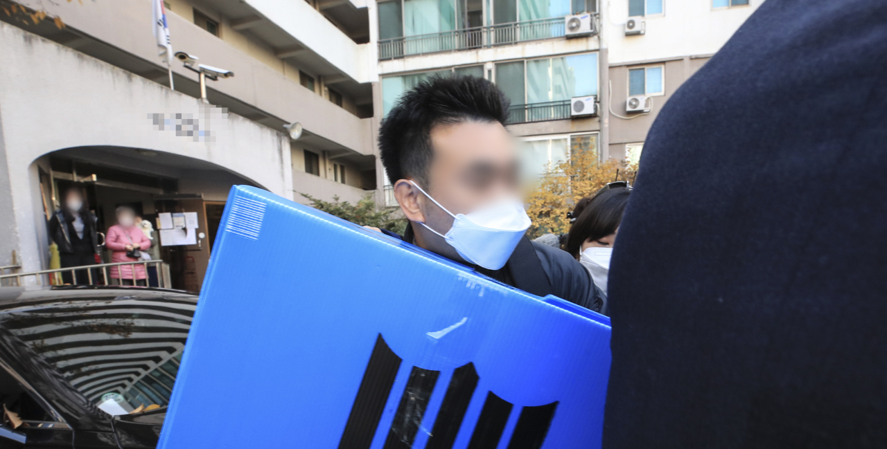 검찰의 17일 곽상도 전 의원 자택 압수수색 모습. [연합]