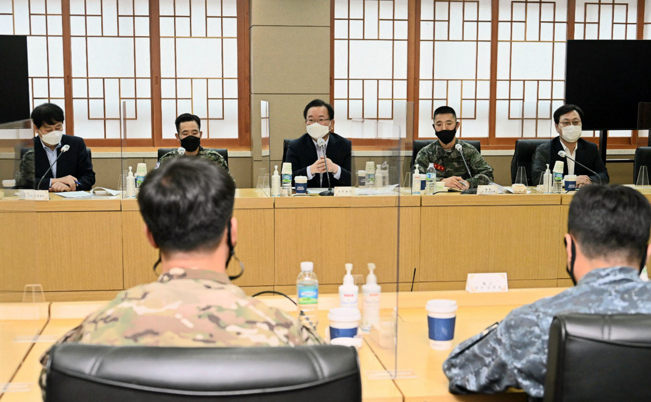 국가인권위원회가 군이 박사학위 대상자 선발시 장교들만 지원할 수 있도록 하고 부사관을 배제한 것은 신분에 의한 차별이라고 판단, 국방부에 제고개선을 권고했다. 사진은 김부겸 국무총리가 13일 충남 계룡대를 방문, 부사관들과 간담회를 갖는 모습.[연합]