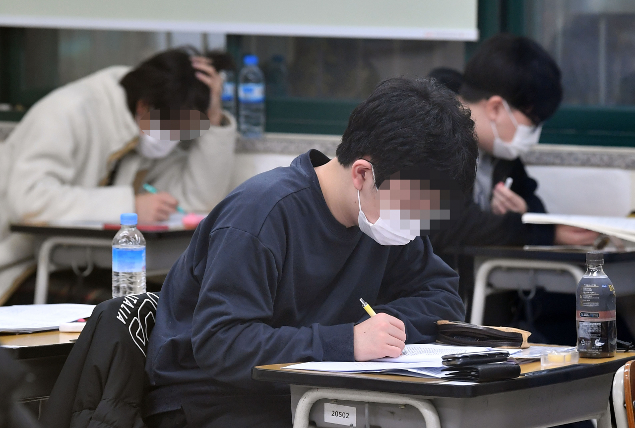 2022학년도 대학수학능력시험이 치러진 18일 오전 서울 종로구 경복고등학교에서 수험생들이 막바지 공부를 하고 있다. [연합]