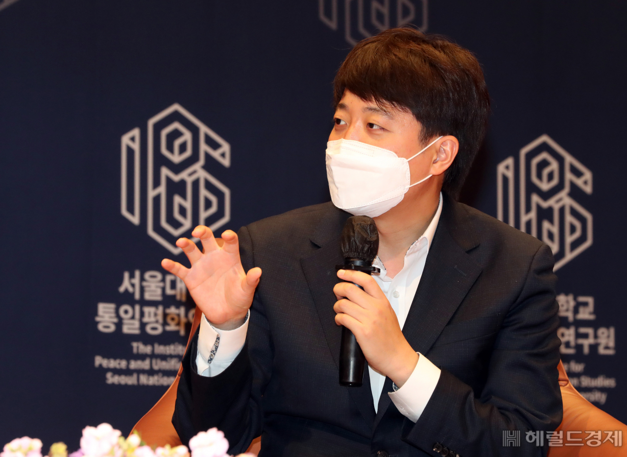 [헤럴드경제=이상섭 기자] 국민의힘 이준석 대표가 18일 서울시 관악구 서울대학교 문화관에서 서울대 통일평화연구원 주최로 열린 'MZ세대, 한반도의 미래를 묻다' 토론회에서 김병연 서울대학교 통일평화연구원장의 질문에 답변하고 있다.