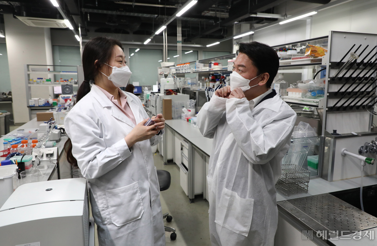 [헤럴드경제=이상섭 기자] 안철수 국민의당 대표가 18일 오후 경기도 성남시 SK바이오사이언스를 방문해 백신개발 현장을 둘러보며 연구원과 이야기를 나누고 있다.