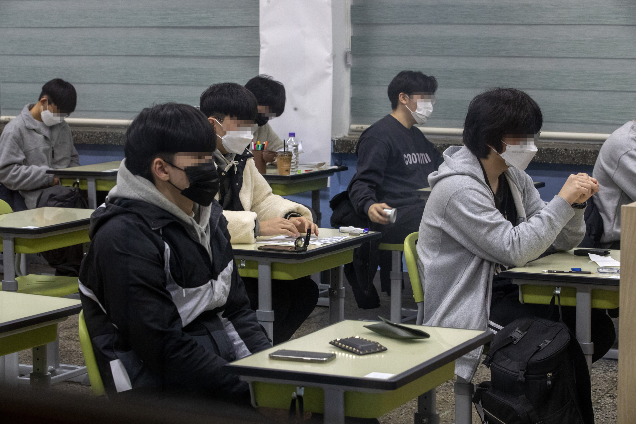 ‘2022학년도 대학수학능력시험’이 치러진 18일 오전 서울 여의도고등학교에 마련된 시험장에서 수험생들이 시험을 기다리고 있다. [연합]