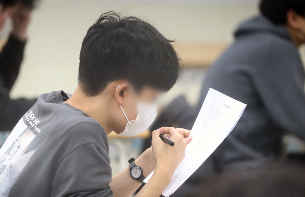2022학년 대학수학능력시험(수능) 날인 18일 서울 용산고등학교에서 수험생들이 시험을 앞두고 자습하고 있다. [연합]