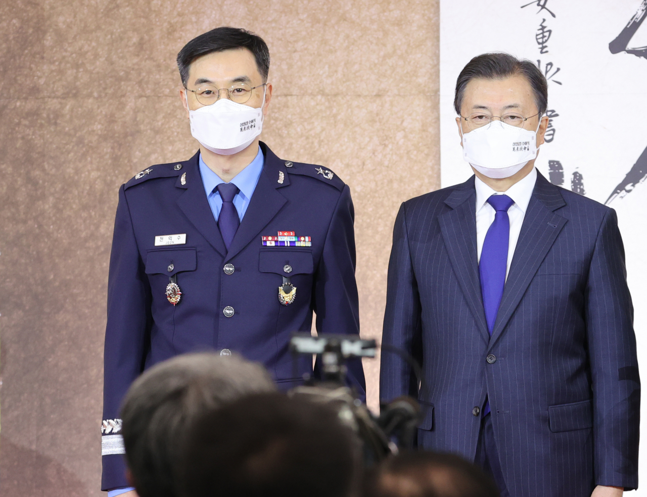 전익수 공군 법무실장(준장)은 18일 여군 성추행 사망사건과 관련해 수사 초기에 가해자에 대한 불구속 수사를 지휘했다고 주장한 군인권센터와 녹취록을 제보한 제보자를 허위사실 적시에 의한 명예훼손 혐의 등으로 고소했다. 전 실장이 지난 16일 청와대 영빈관에서 열린 준장 진급자 삼정검 수여식에서 문재인 대통령과 기념촬영을 하고 있다. [연합]