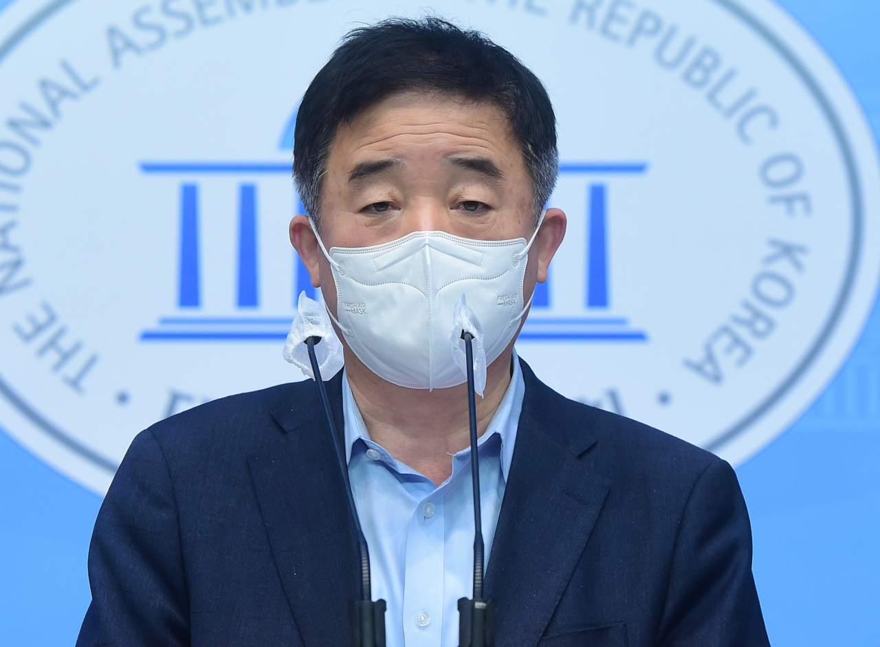 강득구 더불어민주당 의원이 18일 국회 소통관에서 기자회견을 열고 도이치모터스 권오수 회장의 주가 조작 및 횡령 배임에 대한 수사를 촉구하고 있다. [연합]