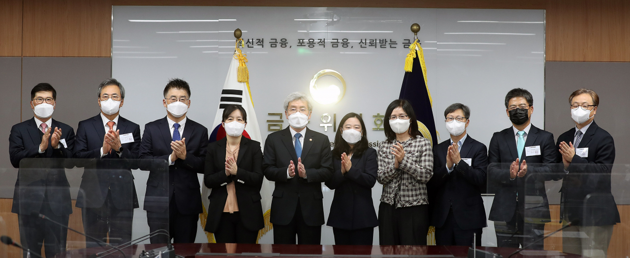 [사진=고승범 금융위원장이 18일 오후 서울 종로구 정부서울청사 금융위원회에서 공적자금관리위원회 및 매각심사소위원회 신규 위촉 위원 위촉식을 열고 위촉장을 수여했다. (왼쪽부터) 이정석 위원, 성재호 위원, 김도현 위원, 기은선 위원, 고승범 금융위원장, 최윤정 위원, 조연주 위원, 박성욱 위원, 정유철 위원, 이인무 위원]