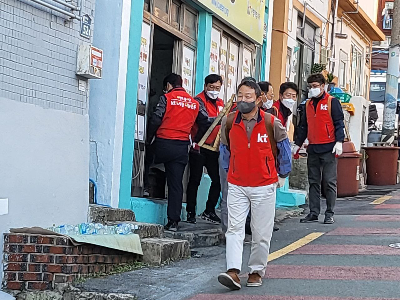 KT부산경남광역본부 임직원들이 연탄나눔 봉사를 실천하고 있다. [KT 제공]