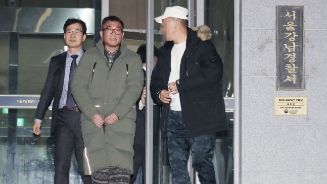 지난해 1월 김건모 씨가 경찰 조사를 받고 귀가하는 모습 [연합]