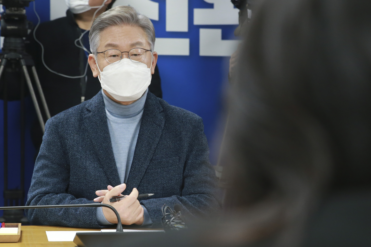 이재명 더불어민주당 대선 후보가 18일 오후 서울 여의도 당사에서 열린 '민주당 정당쇄신, 정치개혁 의원모임' 간담회에서 최혜영 의원의 발언을 듣고 있다. [연합]