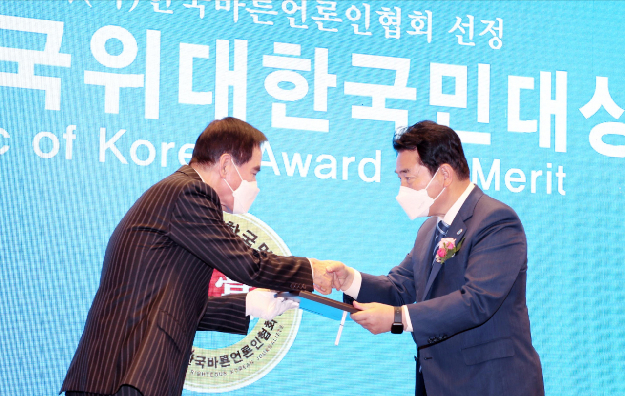 백군기 용인시장(오른쪽).