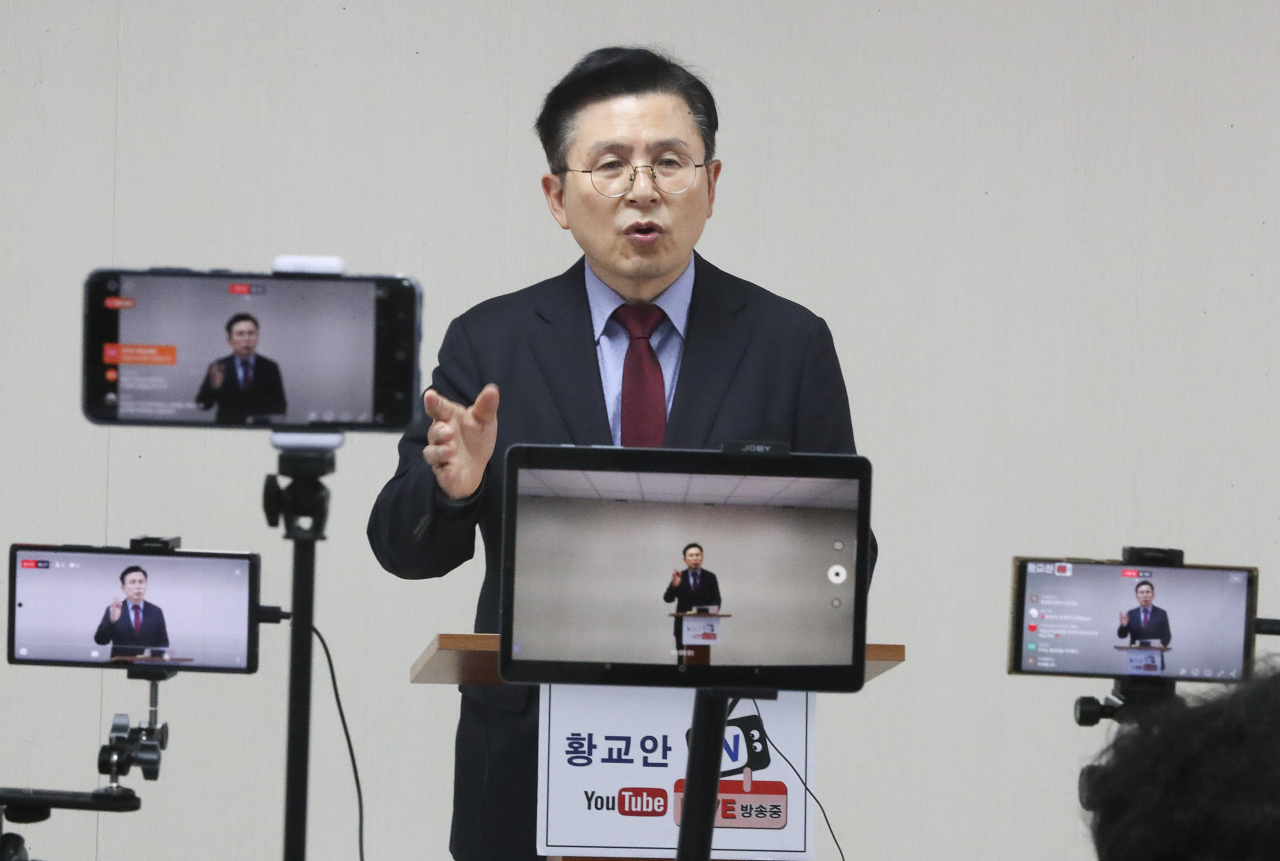 황교안 전 미래통합당 대표가 18일 오후 서울 영등포구 캠프에서 기자회견을 열고 ‘부정선거방지국민연합’ 발족 선언을 하고 있다. [연합]