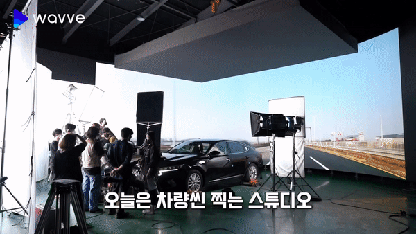 웨이브 오리지널 드라마 '이렇게 된 이상 청와대로 간다'에 활용된 VP(버추얼프로덕션) 촬영 기술. [웨이브 유튜브 출처]