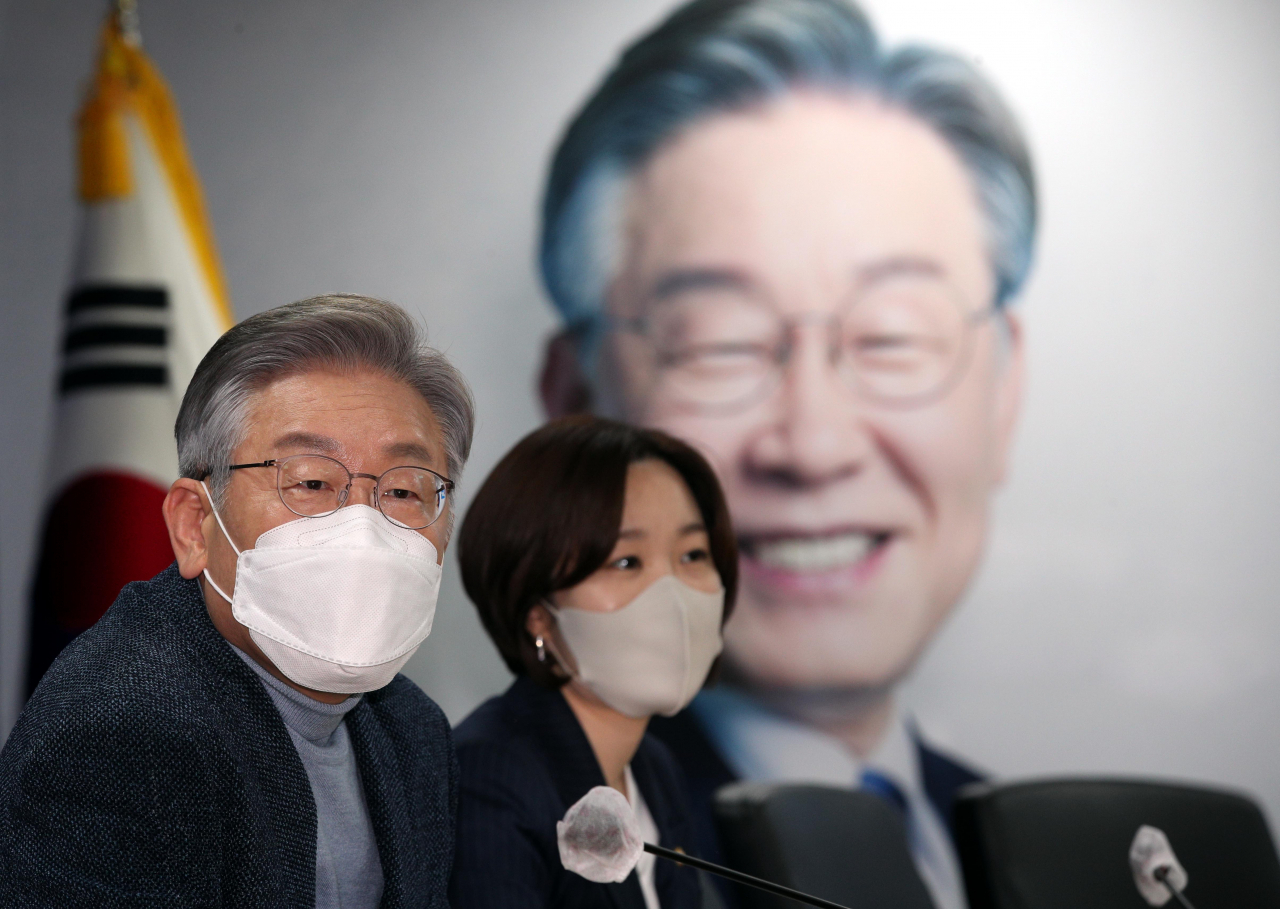 더불어민주당 이재명 대선후보가 18일 오후 서울 여의도 당사에서 열린 ‘민주당 정당쇄신, 정치개혁 의원모임’ 간담회에서 의원들의 발언을 듣고 있다. [연합]