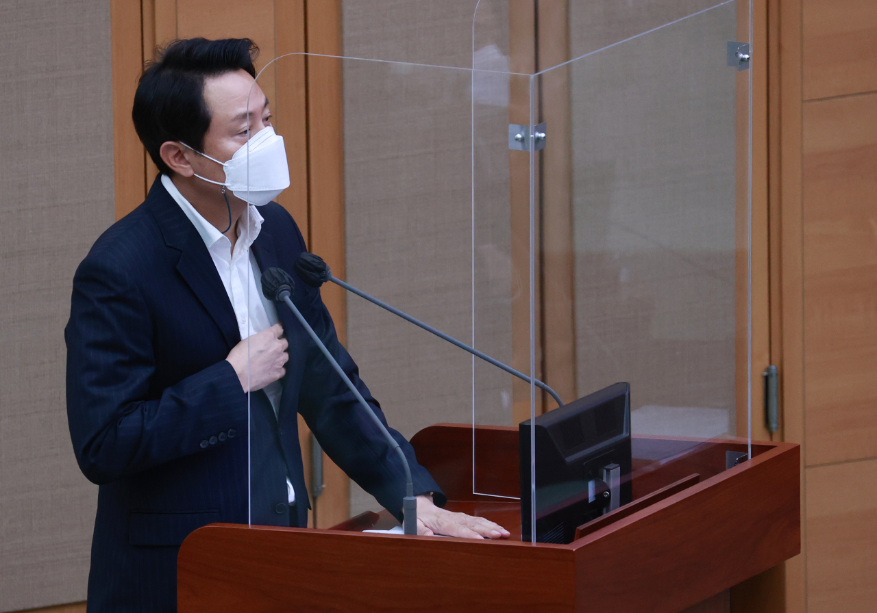 오세훈 서울시장이 지난 16일 오전 서울 중구 서울시의회에서 열린 제303회 정례회 2차 본회의에서 더불어민주당 김경 의원의 질의에 답변하고 있다. [연합]