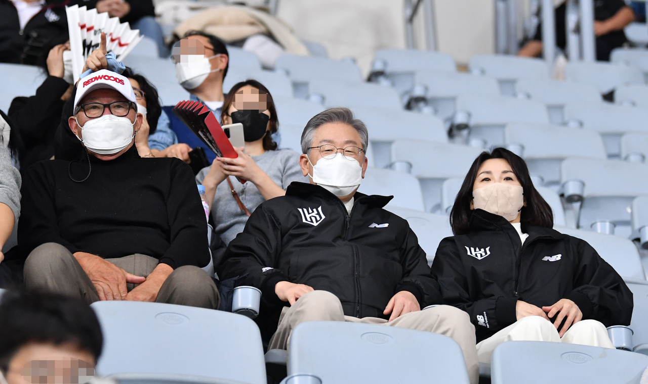 더불어민주당 이재명 대선후보와 부인 김혜경 여사, 김응용 전 야구대표팀 감독이 18일 서울 고척돔에서 열린 프로야구 한국시리즈 4차전을 관람하고 있다. [연합]