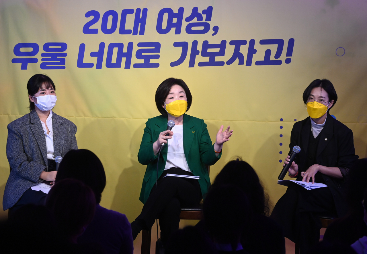 정의당 심상정 대선 후보(가운데)가 18일 오후 서울 서대문구 유플렉스에서 열린 ‘20대 여성, 우울 너머로 가보자고’ 토크 콘서트에 출연해 발언하고 있다. 왼쪽부터 하미나 작가, 심 후보, 장혜영의원. [연합]