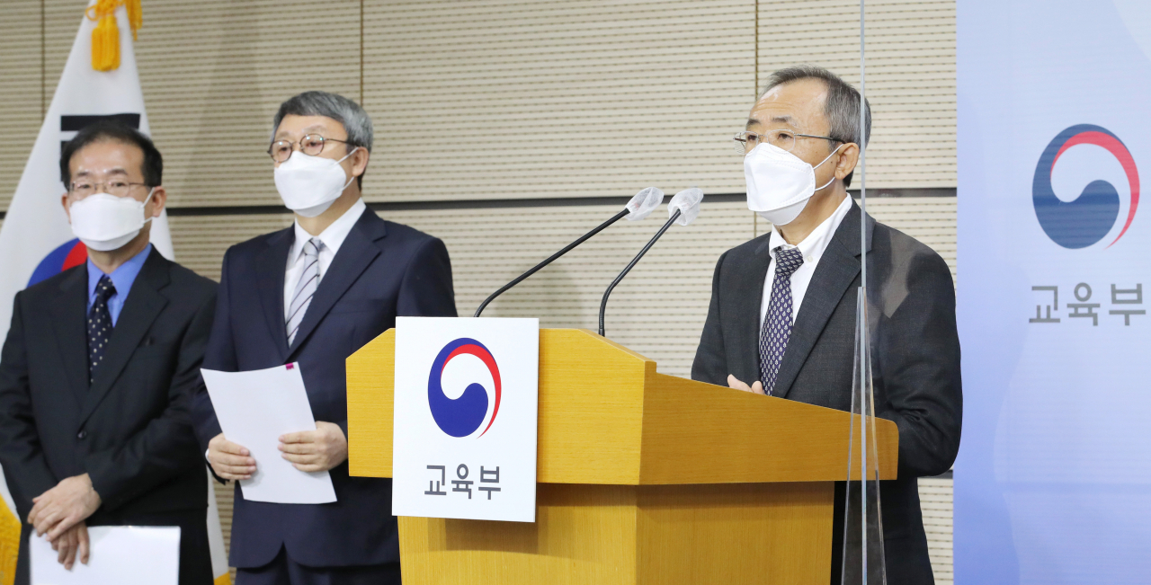 강태중 한국교육과정평가원장이 18일 오전 세종시 정부세종청사 교육부에서 2022학년도 대학수학능력시험 출제 방향 등에 대한 브리핑에 앞서 발언하고 있다. 왼쪽부터 이문규 검토위원장, 위수빈 출제위원장(한국교원대 교수), 강태중 한국교육과정평가원장. [연합]