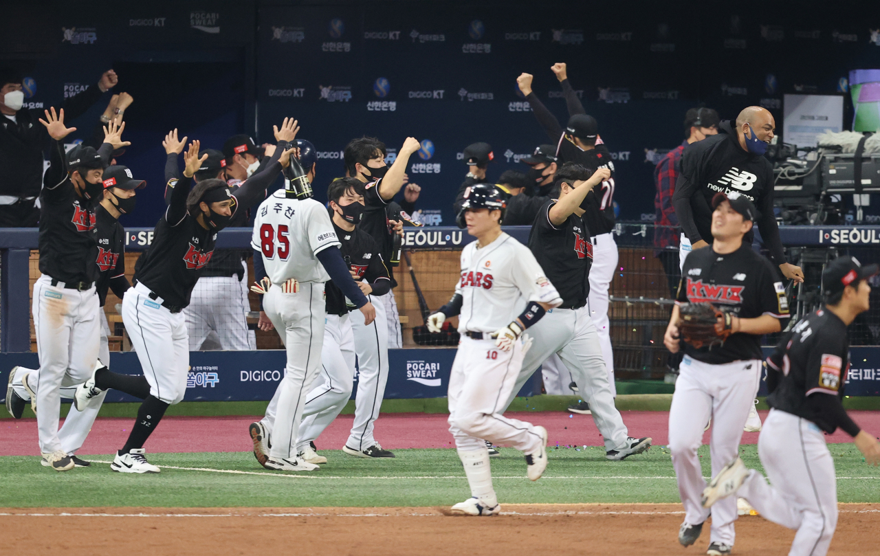 18일 서울 구로구 고척스카이돔에서 열린 2021신한은행 SOL KBO 포스트시즌 한국시리즈 4차전 토토사이트 악성코드 대 두산 경기 8-4 승리로 창단 첫 통합우승을 달성한 토토사이트 악성코드 선수들이 환호하고 있다. [연합]