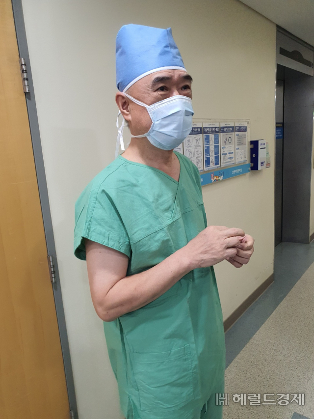 수술을 집도한 전종관 서울대병원 산부인과 교수. 전 교수는 다태아 출산 분야에서 '갓(GOD)종관'이라 불릴 만큼 국내 다태아 분야 최고 명의다. 김태열 기자