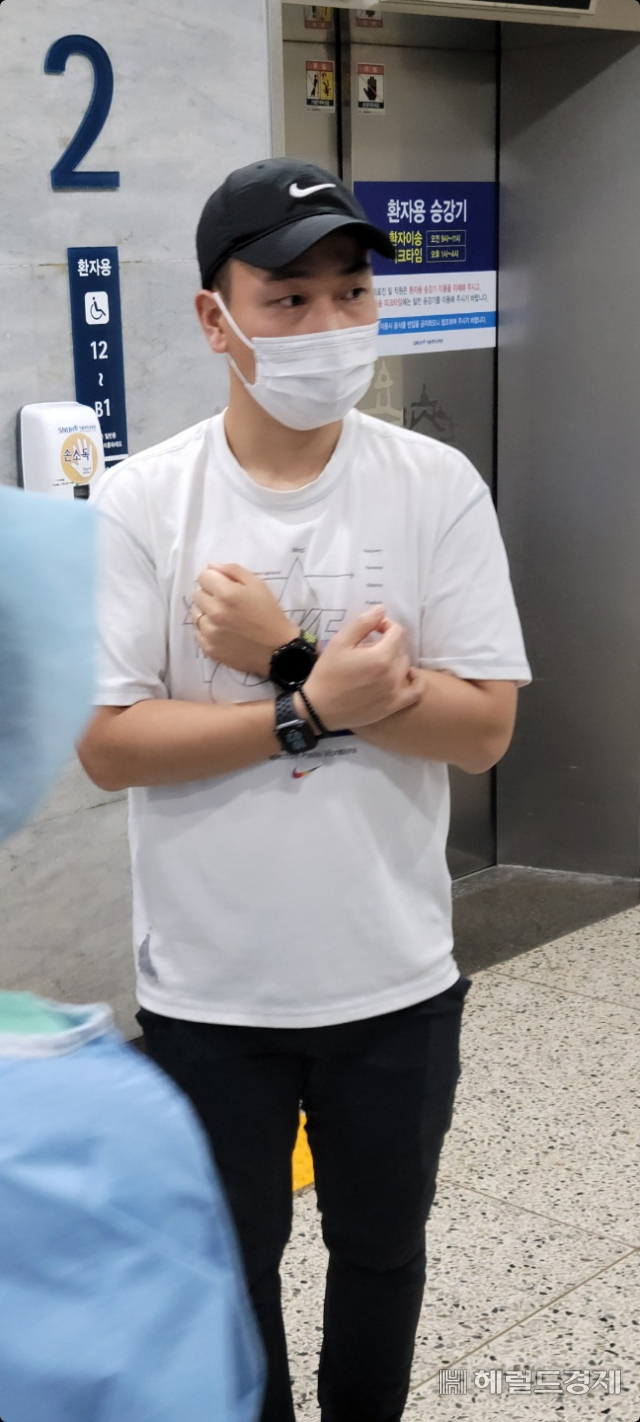 산모와 아기들의 안전한 출산을 기도하며 대기하고 있는 남편 김진수 대위. 김태열 기자