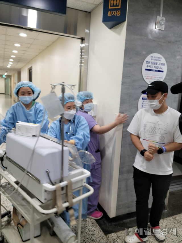 아기가 무사히 태어나 신생아중환자실(NICU)로 이동하고 있는 모습을 아빠 김진수 대위로 지켜보고 있다. 김태열 기자