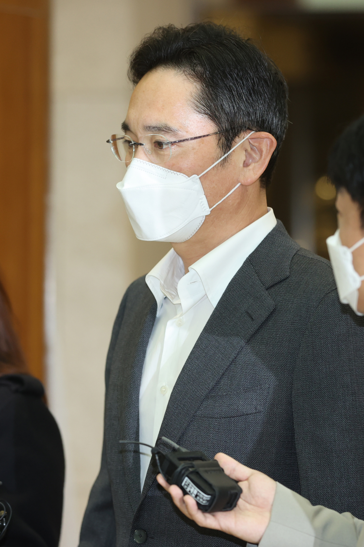 이재용 삼성전자 부회장이 지난 14일 캐나다·미국 출장을 위해 서울김포비지니스항공센터를 통해 출국하고 있다. [연합뉴스]
